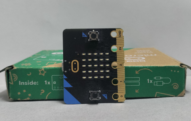 microbit x 負で 1g に近い