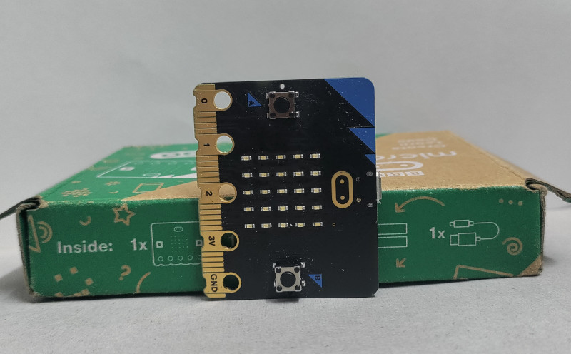 microbit x 正で 1g に近い