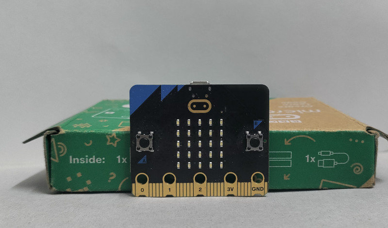 microbit y 負で 1g に近い