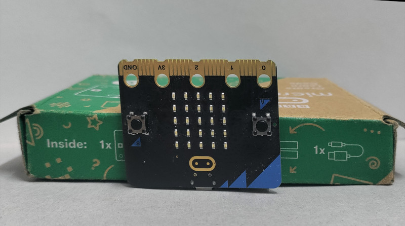 microbit y 正で 1g に近い