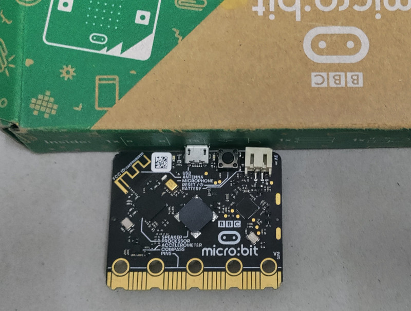 microbit z 正で 1g に近い